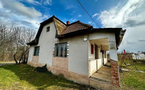 PERÍN CHYM – STARŠÍ 3 IZBOVÝ RODINNÝ DOM V TICHOM PROSTREDÍ