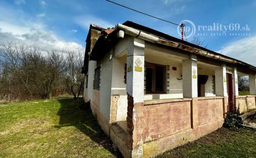 PERÍN CHYM – STARŠÍ 3 IZBOVÝ RODINNÝ DOM V TICHOM PROSTREDÍ