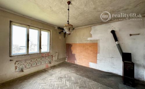 PERÍN CHYM – STARŠÍ 3 IZBOVÝ RODINNÝ DOM V TICHOM PROSTREDÍ