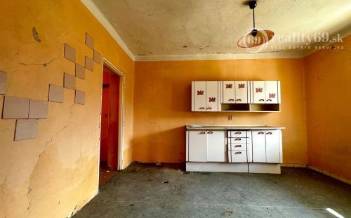 PERÍN CHYM – STARŠÍ 3 IZBOVÝ RODINNÝ DOM V TICHOM PROSTREDÍ