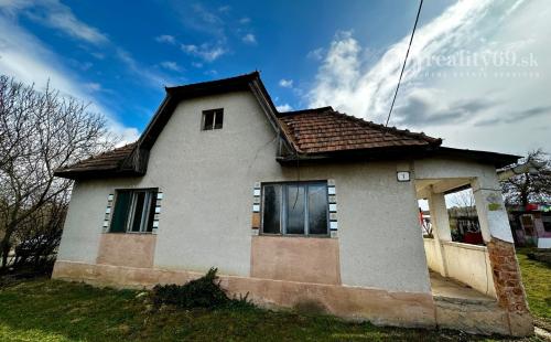 PERÍN CHYM – STARŠÍ 3 IZBOVÝ RODINNÝ DOM V TICHOM PROSTREDÍ