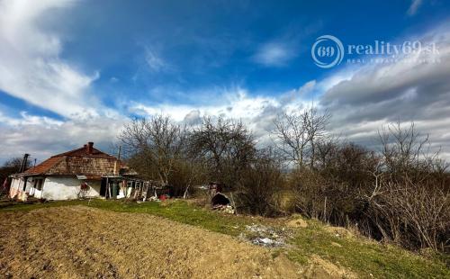 PERÍN CHYM – STARŠÍ 3 IZBOVÝ RODINNÝ DOM V TICHOM PROSTREDÍ