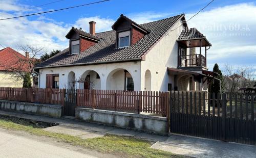 MAĎARSKO - SZENDRO PEKNÝ 4 IZBOVÝ RODINNÝ DOM S GARÁŽOU