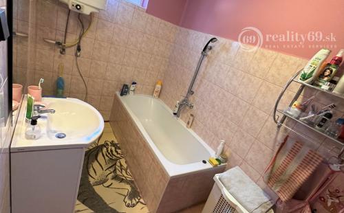 MAĎARSKO - SZENDRO PEKNÝ 4 IZBOVÝ RODINNÝ DOM S GARÁŽOU