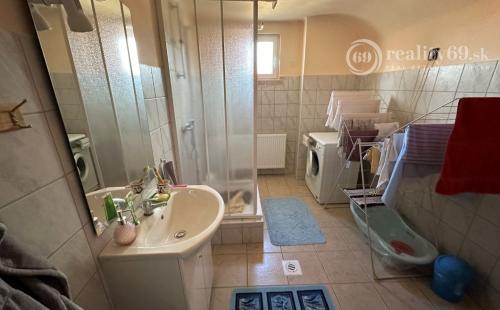 MAĎARSKO - SZENDRO PEKNÝ 4 IZBOVÝ RODINNÝ DOM S GARÁŽOU