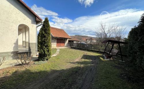 MAĎARSKO - SZENDRO PEKNÝ 4 IZBOVÝ RODINNÝ DOM S GARÁŽOU