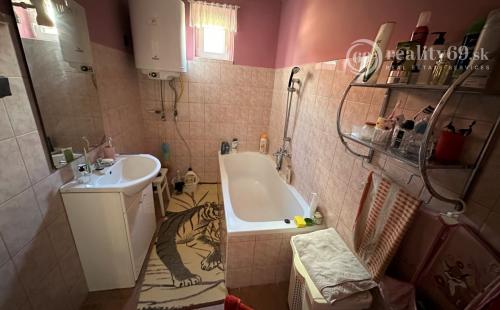 MAĎARSKO - SZENDRO PEKNÝ 4 IZBOVÝ RODINNÝ DOM S GARÁŽOU