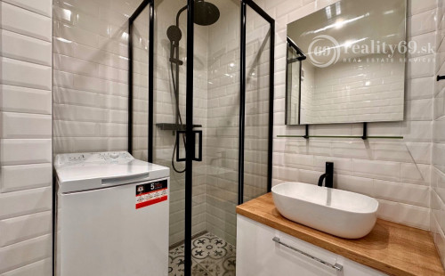 TERASA - LABORECKÁ 1 - IZBOVÝ BYT PO KOMPLETNEJ REKONŠTRUKCII