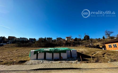 LEVOČA  - DVA POZEMKY NA PREDAJ SO VŠETKÝMI IS A STAVEBNÝM POVOLENÍM
