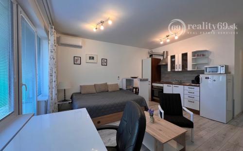 STARÉ MESTO - STROJÁRENSKÁ NOVOSTAVBA 1 IZBOVÝ MODERNÝ KOMPLETNE ZARIADENÝ TEHLOVÝ BYT.