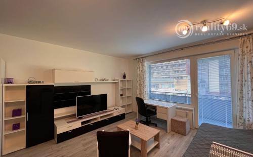 STARÉ MESTO - STROJÁRENSKÁ NOVOSTAVBA 1 IZBOVÝ MODERNÝ KOMPLETNE ZARIADENÝ TEHLOVÝ BYT.