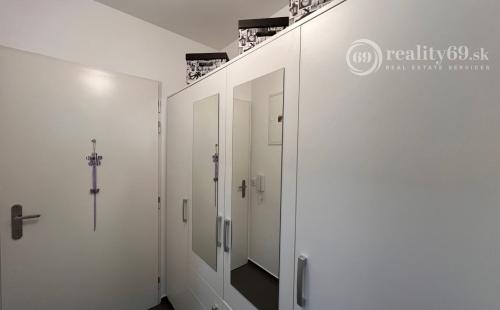 STARÉ MESTO - STROJÁRENSKÁ NOVOSTAVBA 1 IZBOVÝ MODERNÝ KOMPLETNE ZARIADENÝ TEHLOVÝ BYT.