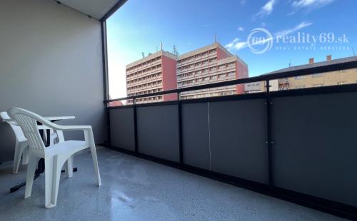 STARÉ MESTO - STROJÁRENSKÁ NOVOSTAVBA 1 IZBOVÝ MODERNÝ KOMPLETNE ZARIADENÝ TEHLOVÝ BYT.