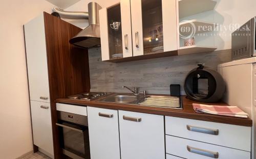 STARÉ MESTO - STROJÁRENSKÁ NOVOSTAVBA 1 IZBOVÝ MODERNÝ KOMPLETNE ZARIADENÝ TEHLOVÝ BYT.