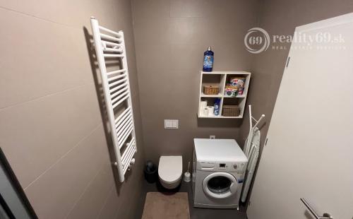 STARÉ MESTO - STROJÁRENSKÁ NOVOSTAVBA 1 IZBOVÝ MODERNÝ KOMPLETNE ZARIADENÝ TEHLOVÝ BYT.