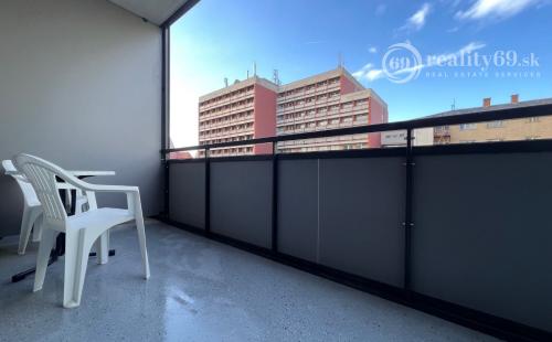 STARÉ MESTO - STROJÁRENSKÁ NOVOSTAVBA 1 IZBOVÝ MODERNÝ KOMPLETNE ZARIADENÝ TEHLOVÝ BYT.