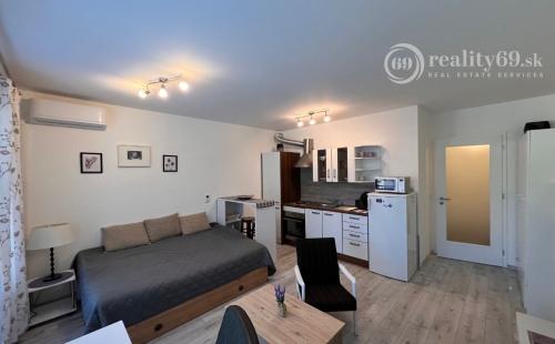 STARÉ MESTO - STROJÁRENSKÁ NOVOSTAVBA 1 IZBOVÝ MODERNÝ KOMPLETNE ZARIADENÝ TEHLOVÝ BYT.