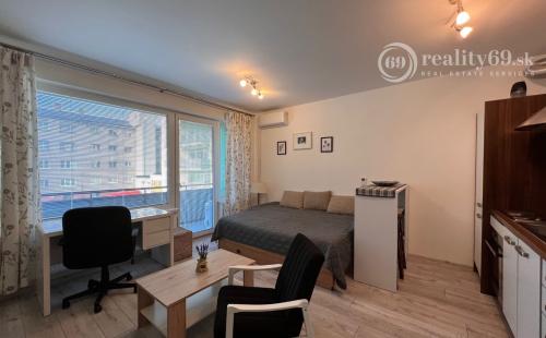 STARÉ MESTO - STROJÁRENSKÁ NOVOSTAVBA 1 IZBOVÝ MODERNÝ KOMPLETNE ZARIADENÝ TEHLOVÝ BYT.