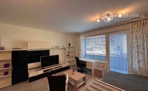 STARÉ MESTO - STROJÁRENSKÁ NOVOSTAVBA 1 IZBOVÝ MODERNÝ KOMPLETNE ZARIADENÝ TEHLOVÝ BYT.