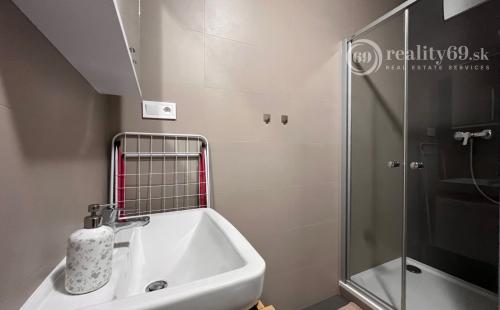 STARÉ MESTO - STROJÁRENSKÁ NOVOSTAVBA 1 IZBOVÝ MODERNÝ KOMPLETNE ZARIADENÝ TEHLOVÝ BYT.