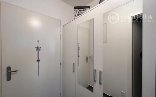 STARÉ MESTO - STROJÁRENSKÁ NOVOSTAVBA 1 IZBOVÝ MODERNÝ KOMPLETNE ZARIADENÝ TEHLOVÝ BYT.