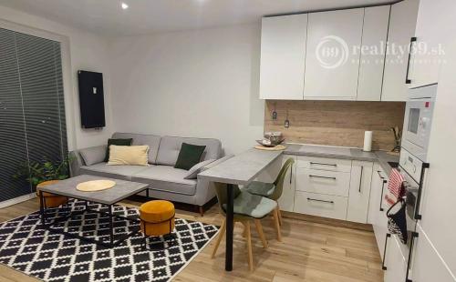 SEVER - GERLACHOVSKÁ ZARIADENÝ 2,5  IZBOVÝ BYT PO KOMPLETNEJ VKUSNEJ REKONŠTRUKCII