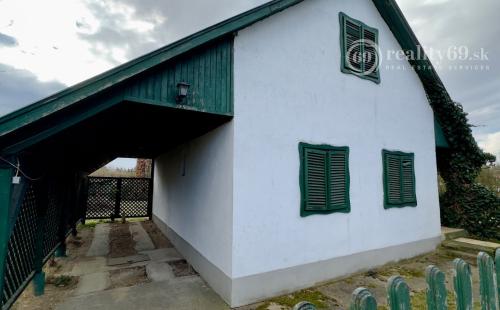 MAĎARSKO - MEZOCSAT - POSCHODOVÁ MUROVANÁ CHATA PRI TERMÁLNOM KÚPALISKU.