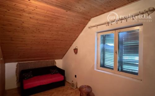 MAĎARSKO - MEZOCSAT - POSCHODOVÁ MUROVANÁ CHATA PRI TERMÁLNOM KÚPALISKU.