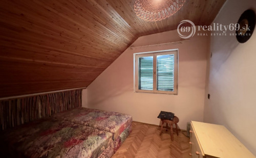 MAĎARSKO - MEZOCSAT - POSCHODOVÁ MUROVANÁ CHATA PRI TERMÁLNOM KÚPALISKU.