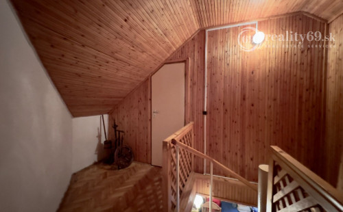 MAĎARSKO - MEZOCSAT - POSCHODOVÁ MUROVANÁ CHATA PRI TERMÁLNOM KÚPALISKU.