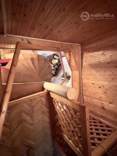 MAĎARSKO - MEZOCSAT - POSCHODOVÁ MUROVANÁ CHATA PRI TERMÁLNOM KÚPALISKU.