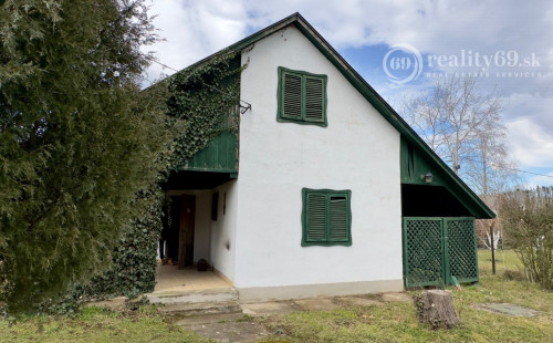 MAĎARSKO - MEZOCSAT - POSCHODOVÁ MUROVANÁ CHATA PRI TERMÁLNOM KÚPALISKU.