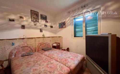 MAĎARSKO - MEZOCSAT - POSCHODOVÁ MUROVANÁ CHATA PRI TERMÁLNOM KÚPALISKU.