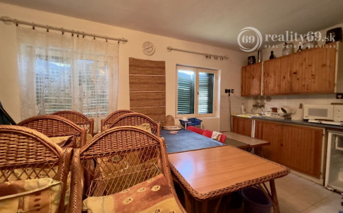 MAĎARSKO - MEZOCSAT - POSCHODOVÁ MUROVANÁ CHATA PRI TERMÁLNOM KÚPALISKU.