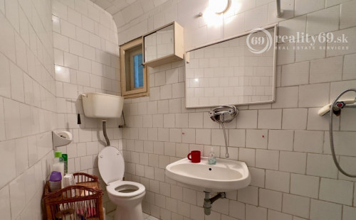 MAĎARSKO - MEZOCSAT - POSCHODOVÁ MUROVANÁ CHATA PRI TERMÁLNOM KÚPALISKU.