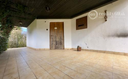 MAĎARSKO - MEZOCSAT - POSCHODOVÁ MUROVANÁ CHATA PRI TERMÁLNOM KÚPALISKU.