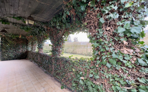 MAĎARSKO - MEZOCSAT - POSCHODOVÁ MUROVANÁ CHATA PRI TERMÁLNOM KÚPALISKU.