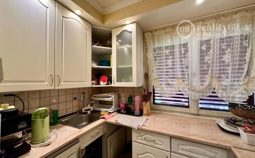 MAĎARSKO - TISZACSEGE - 3 IZBOVÁ CHATA, UZAVRETÁ TERASA, PRI TERMÁLNOM KÚPALISKU.