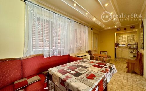 MAĎARSKO - TISZACSEGE - 3 IZBOVÁ CHATA, UZAVRETÁ TERASA, PRI TERMÁLNOM KÚPALISKU.