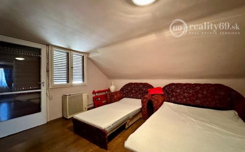 MAĎARSKO - TISZACSEGE - 3 IZBOVÁ CHATA, UZAVRETÁ TERASA, PRI TERMÁLNOM KÚPALISKU.