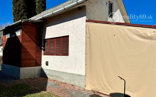 MAĎARSKO - TISZACSEGE - 3 IZBOVÁ CHATA, UZAVRETÁ TERASA, PRI TERMÁLNOM KÚPALISKU.