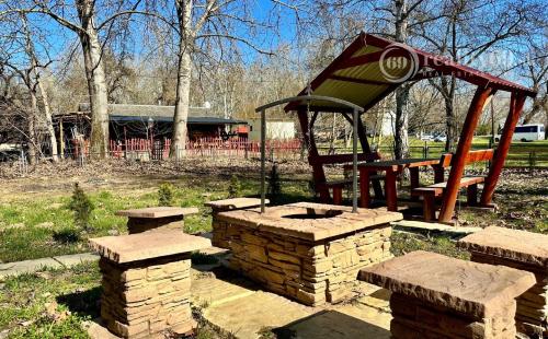 MAĎARSKO - TISZACSEGE - POSCHODOVÁ CHATA SO SLAMENOU STRECHOU, TERASA, PRI RIEKE TISZA A TERMÁLNOM KÚPALISKU.