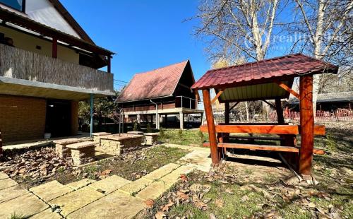 MAĎARSKO - TISZACSEGE - POSCHODOVÁ CHATA SO SLAMENOU STRECHOU, TERASA, PRI RIEKE TISZA A TERMÁLNOM KÚPALISKU.