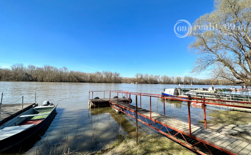 MAĎARSKO - TISZACSEGE - POSCHODOVÁ CHATA SO SLAMENOU STRECHOU, TERASA, PRI RIEKE TISZA A TERMÁLNOM KÚPALISKU.