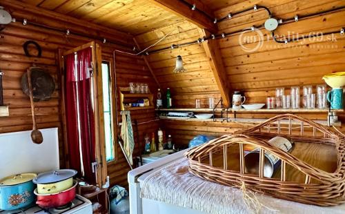 MAĎARSKO - TISZACSEGE - ZATEPLENÁ 4 IZBOVÁ CHATA PRI TERMÁLNOM KÚPALISKU.