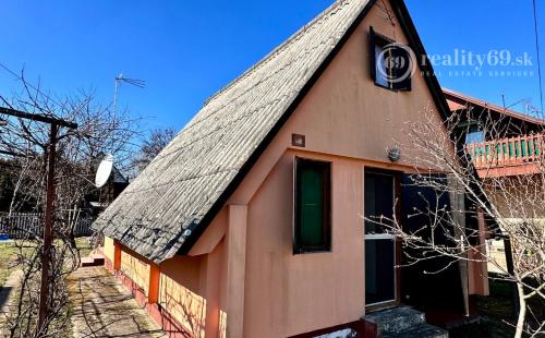 MAĎARSKO - TISZACSEGE - ZATEPLENÁ 4 IZBOVÁ CHATA PRI TERMÁLNOM KÚPALISKU.