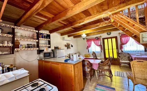 MAĎARSKO - TISZACSEGE - POSCHODOVÁ CHATA SO SLAMENOU STRECHOU, TERASA, PRI RIEKE TISZA A TERMÁLNOM KÚPALISKU.