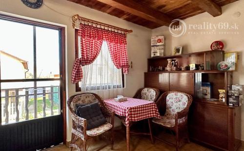 MAĎARSKO - TISZACSEGE - POSCHODOVÁ CHATA SO SLAMENOU STRECHOU, TERASA, PRI RIEKE TISZA A TERMÁLNOM KÚPALISKU.