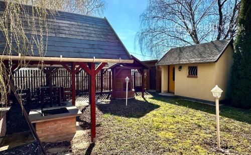 MAĎARSKO - TISZACSEGE - POSCHODOVÁ 3 IZBOVÁ CHATA, TERASA PRI TERMÁLNOM KÚPALISKU.