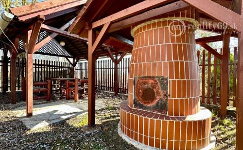 MAĎARSKO - TISZACSEGE - POSCHODOVÁ 3 IZBOVÁ CHATA, TERASA PRI TERMÁLNOM KÚPALISKU.